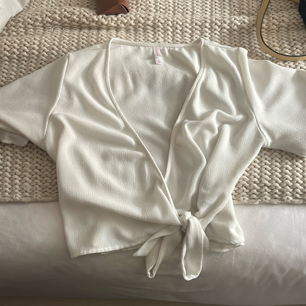 Tie white top